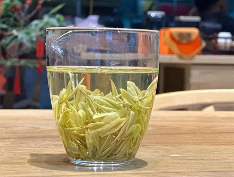 奶白茶是什么颜色，安吉奶白茶茶汤颜色清澈